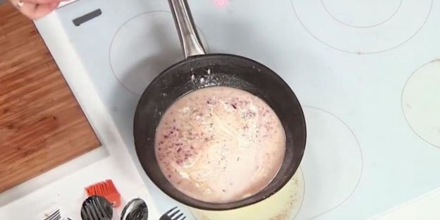 индейка, фаршированная муссом из цыпленка, под винным соусом