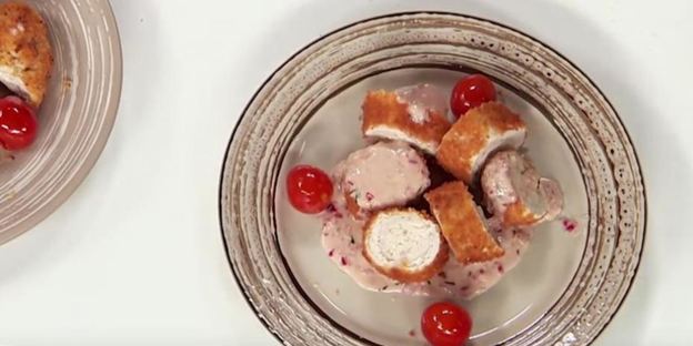 индейка, фаршированная муссом из цыпленка, под винным соусом