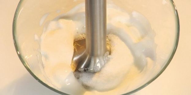 мусс из белой рыбы на пюре из брокколи