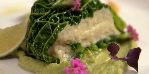 мусс из белой рыбы на пюре из брокколи