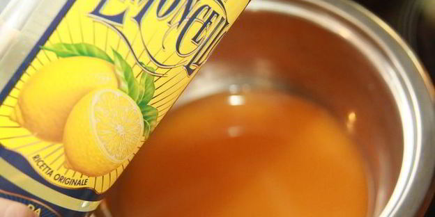 мусс из клементинов в шоколадном стаканчике