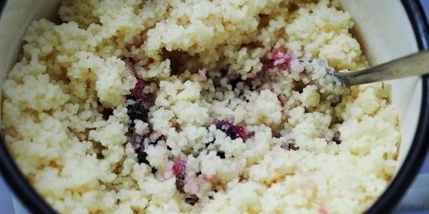 мусс из кус-куса с ягодами и фруктами