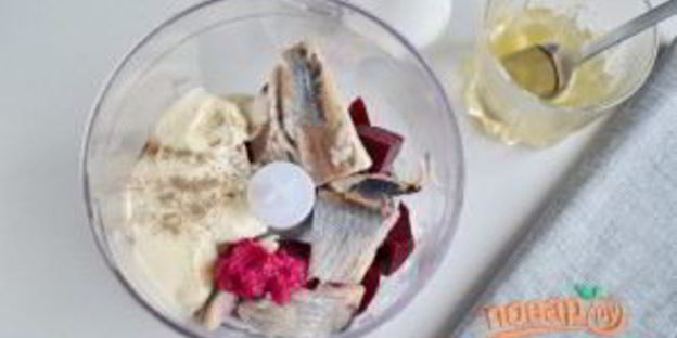 пикантный свекольный мусс с селедкой