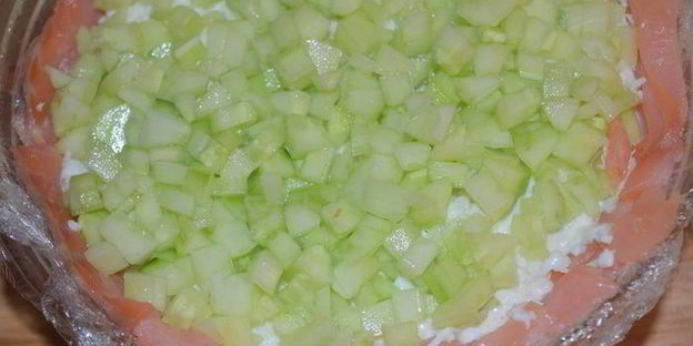 праздничный цукотто из форели с нежнейшим креветочным муссом, огурцом и сливочным кремом