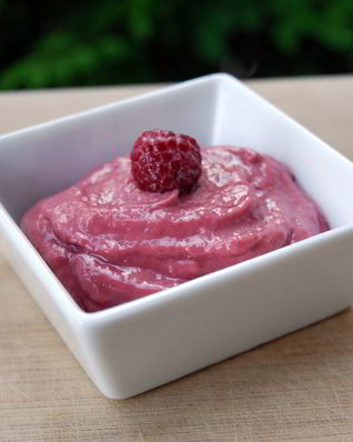 Простой мусс с малиной и авокадо