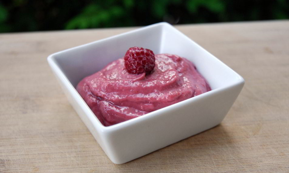 Рецепт простого мусса с малиной и авокадо