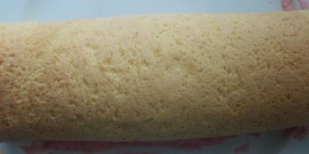 рулет с клубничным муссом