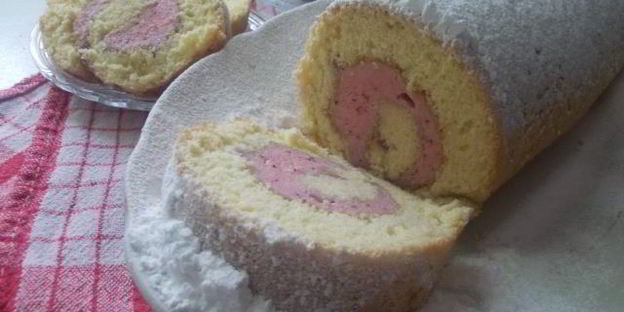 рулет с клубничным муссом