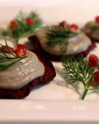 Селедочный мусс на свекольных чипсах