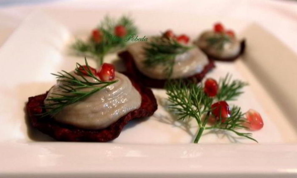 Рецепт селедочного мусса на свекольных чипсах