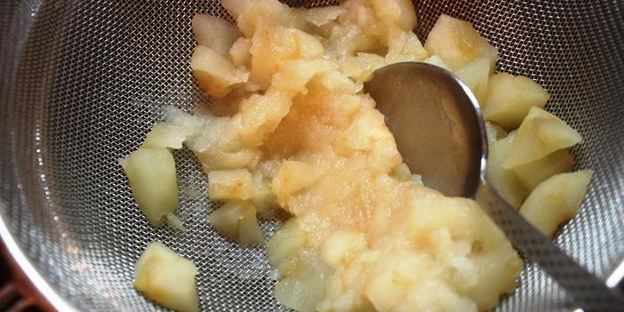 селедочный мусс на свекольных чипсах