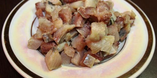 селедочный мусс на свекольных чипсах