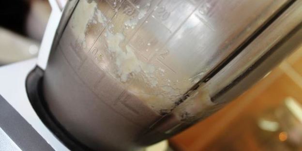 селедочный мусс на свекольных чипсах