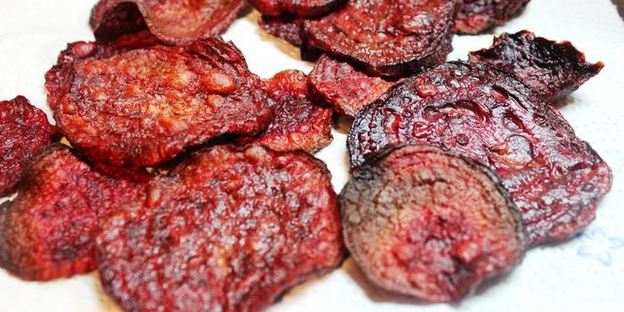 селедочный мусс на свекольных чипсах