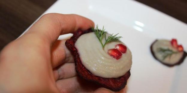 селедочный мусс на свекольных чипсах