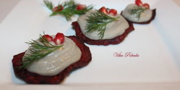 селедочный мусс на свекольных чипсах