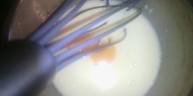 шоколадный белый мусс с клубникой, мятой и вербеной