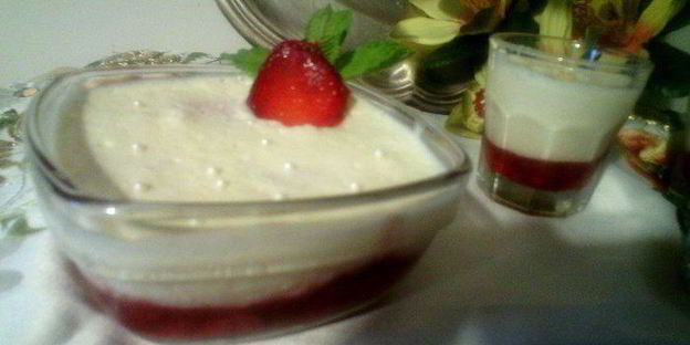 шоколадный белый мусс с клубникой, мятой и вербеной