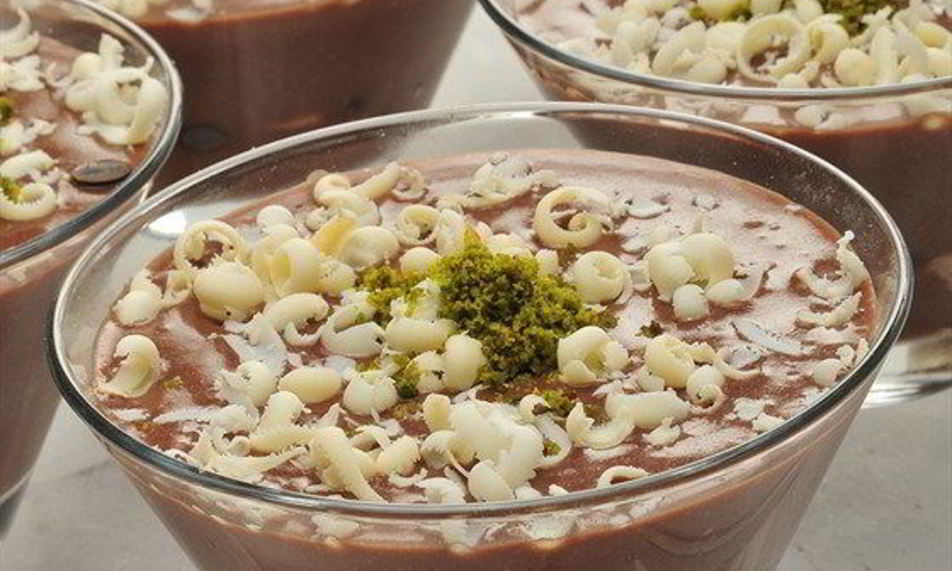 Рецепт шоколадного мусса с перцем чили, фисташками и коньяком