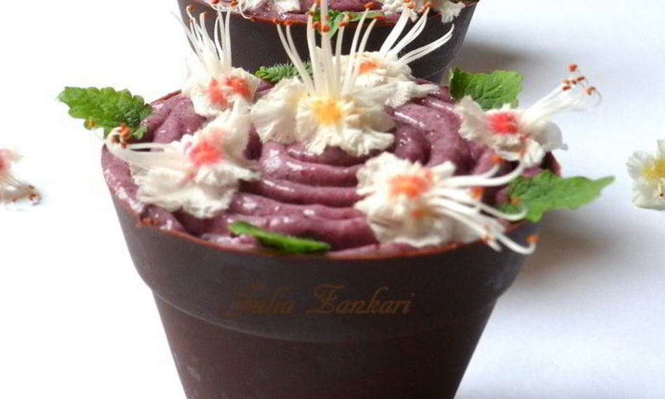 Рецепт шоколадных стаканчиков с черничным муссом и бисквитом