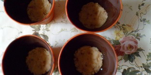 шоколадные стаканчики с черничным муссом и бисквитом