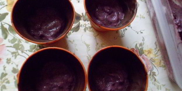 шоколадные стаканчики с черничным муссом и бисквитом