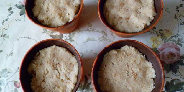 шоколадные стаканчики с черничным муссом и бисквитом