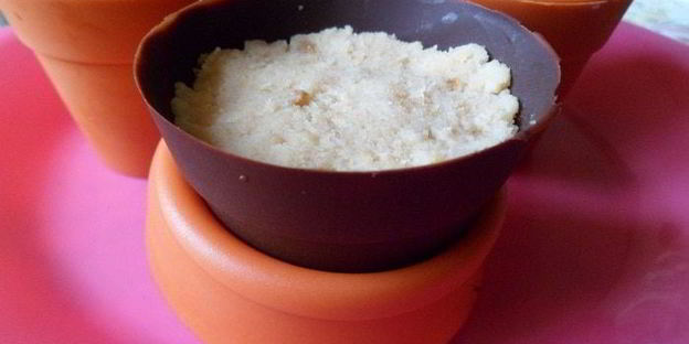 шоколадные стаканчики с черничным муссом и бисквитом