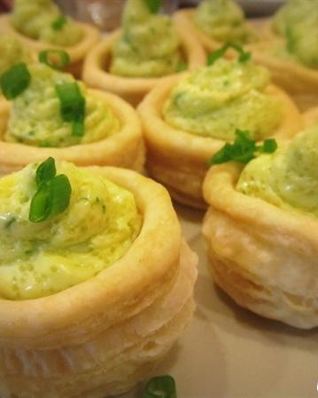 Волованы с муссом из масла, икры и петрушки