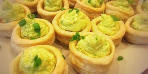 волованы с муссом из масла, икры и петрушки