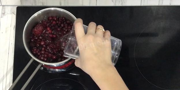 ягодный мусс с ежевикой и клюквой