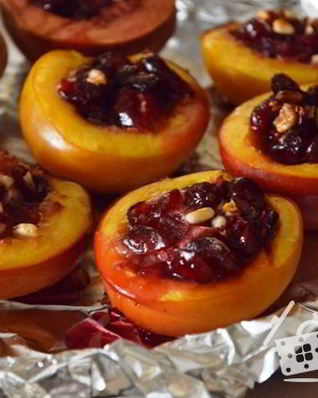 Нектарины, запеченные с ягодами и орешками