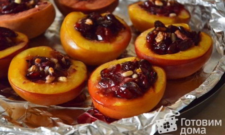 Рецепт нектаринов, запеченных с ягодами и орешками