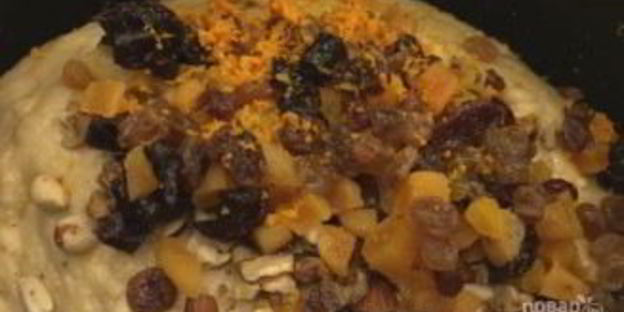 пасхальный кулич с сухофруктами и орехами