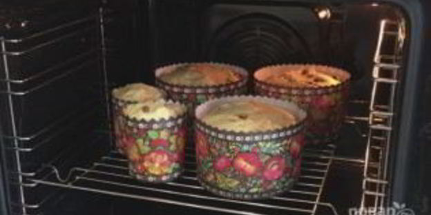 пасхальный кулич с сухофруктами и орехами