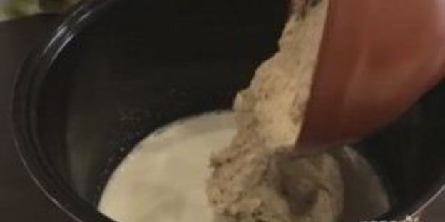 пасхальный кулич с сухофруктами и орехами