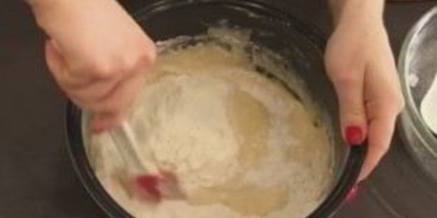 пасхальный кулич с сухофруктами и орехами