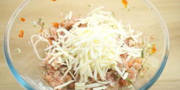 пасхальные мясные колечки с яйцом