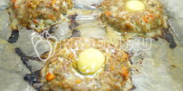 пасхальные мясные колечки с яйцом