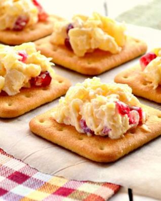 Пикантный десерт с ананасами и сыром