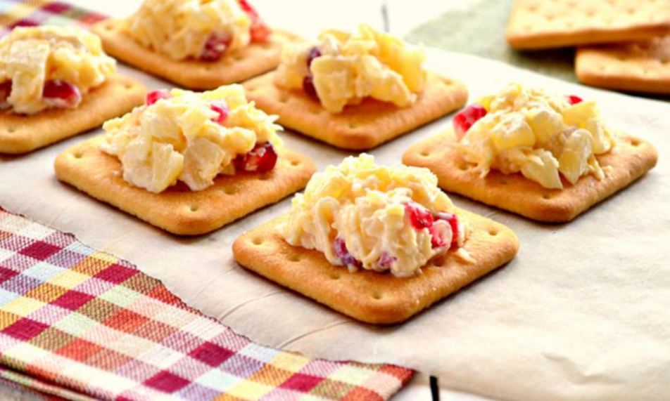 Рецепт пикантного десерта с ананасами и сыром