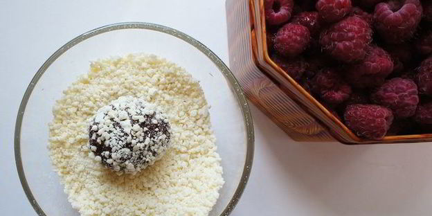 шоколадные трюфели с малиной, белым вином и белым шоколадом