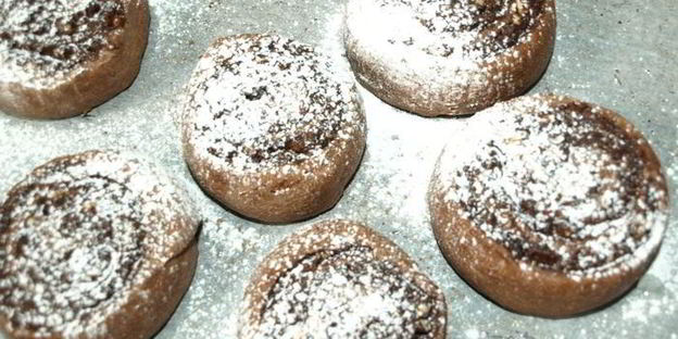 шоколадные улитки с изюмом и орехами