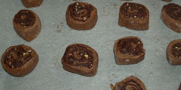 шоколадные улитки с изюмом и орехами