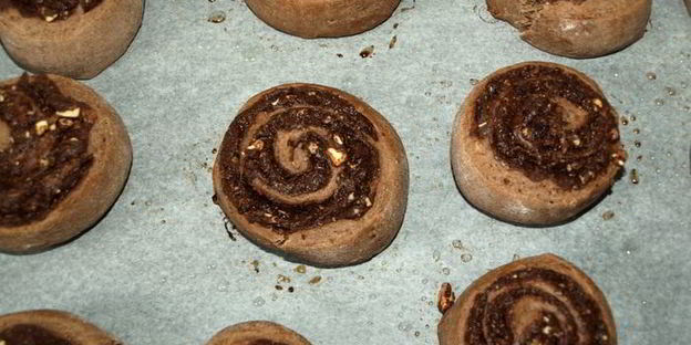 шоколадные улитки с изюмом и орехами