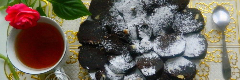 Сладкая колбаска из бисквита