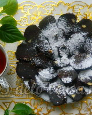 Сладкая колбаска из бисквита