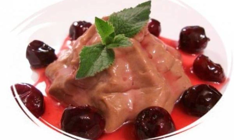 Рецепт быстрого шоколадного суфле с вишневым соусом