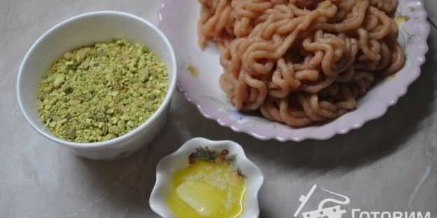 куриное суфле с фисташками в беконе