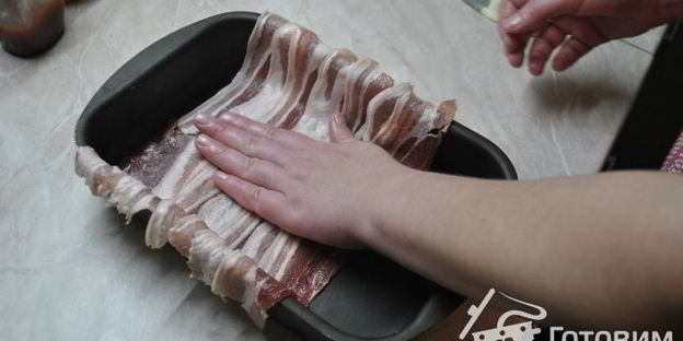 куриное суфле с фисташками в беконе